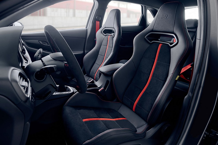 Có thể nói người châu Âu đã tiên phong mở ra phân khúc hatchback thể thao - "hot hatch". Họ đã làm điều này từ năm 1973 với chiếc Simca 1100 Ti tới từ Pháp, sau đó để chiếc Golf GTI "phổ cập hoá" phân khúc hot hatch như ngày nay.