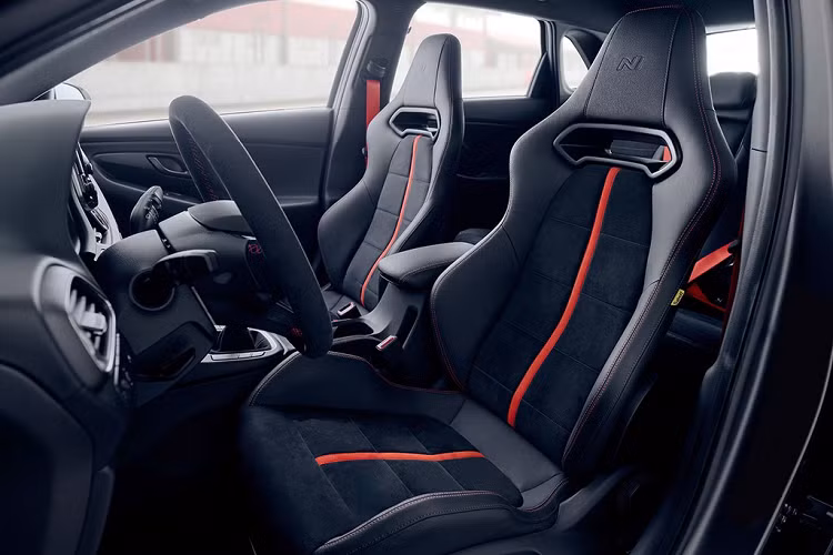 Có thể nói người châu Âu đã tiên phong mở ra phân khúc hatchback thể thao - "hot hatch". Họ đã làm điều này từ năm 1973 với chiếc Simca 1100 Ti tới từ Pháp, sau đó để chiếc Golf GTI "phổ cập hoá" phân khúc hot hatch như ngày nay.