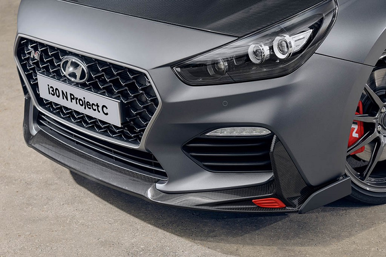 Để làm được điều này, chiếc xe đã được Hyundai chỉnh sửa với mục tiêu chính là giảm trọng lượng. Những chi tiết bằng sợi carbon siêu nhẹ và bộ mâm 19 inch giúp Hyundai i30 N Project C được giảm cân đáng kể. Kết quả là trọng lượng khô của xe đạt ở mức 1.395kg. Bộ mâm 19-inch kết hợp với lốp Pirelli P Zero kích cỡ 235/35R19 cho cả 4 bánh.