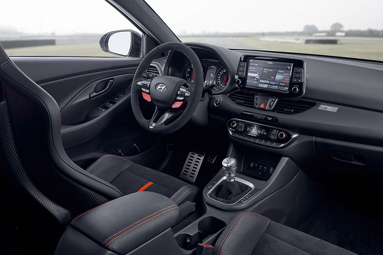 Hiện tại, gần như mọi hãng xe châu Âu đều có một chiếc hot hatch trong dòng sản phẩm, khiến phân khúc này trở nên sôi động và đầy tính cạnh tranh. Đối đầu với các "tay chơi" lâu đời và danh tiếng tại châu Âu, vào năm 2017 Hyundai cũng đã chính thức tung ra một chiếc hot hatch là i30 N và được đánh giá rất cao.