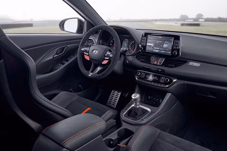 Hiện tại, gần như mọi hãng xe châu Âu đều có một chiếc hot hatch trong dòng sản phẩm, khiến phân khúc này trở nên sôi động và đầy tính cạnh tranh. Đối đầu với các "tay chơi" lâu đời và danh tiếng tại châu Âu, vào năm 2017 Hyundai cũng đã chính thức tung ra một chiếc hot hatch là i30 N và được đánh giá rất cao.