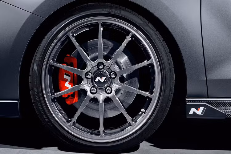 Có tên gọi được đặt theo "vùng C" - khu thử nghiệm xe hiệu năng cao tại Trung tâm nghiên cứu &amp; phát triển của Hyundai tại Namyang, Hàn Quốc, i30 N Project C hứa hẹn sẽ có thể "so găng" trực tiếp các đối thủ lừng danh châu Âu như Volkswagen Golf GTI tại các đường đua.