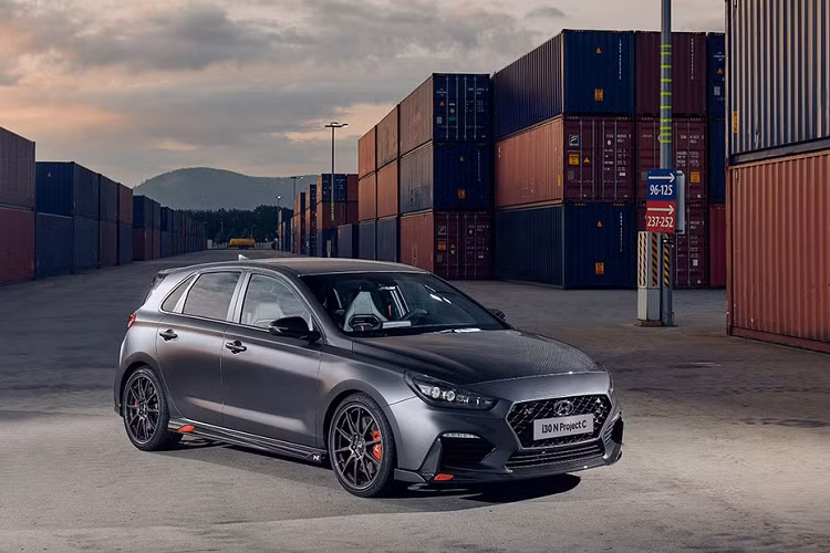 Trái tim sức mạnh của i30 N Project C là động cơ tăng áp THETA 2.0 T-GDI đi kèm với gói hiệu năng cao "Performance Package". Động cơ đạt công suất 275PS tại 6.000v/ph và mô-men xoắn cực đại 353Nm tại dải tua 1.450-4.700v/ph và khi chế độ quá áp "Overboost" được đẩy lên 378Nm tại dải tua 1.750-4.200v/ph, kết hợp với hộp số sàn 6 cấp thể thao.