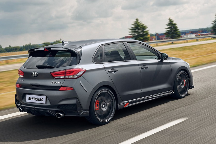 Được sản xuất giới hạn chỉ 600 xe và dành riêng cho thị trường châu Âu, mẫu xe hothatch Hyundai i30 N Project C cũng có thể được xem là đối thủ với nhiều mẫu hothatch hạng C khác như Honda Civic Type R, Ford Focus RS, Renault Megane RS, Volkswagen Golf GTI...