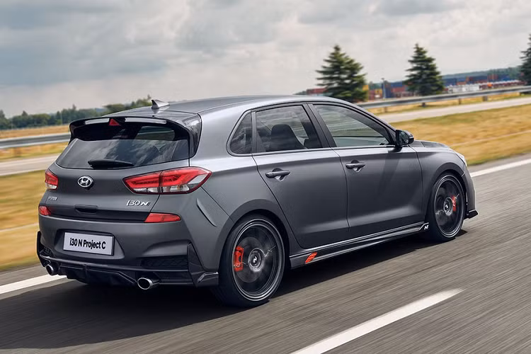 Được sản xuất giới hạn chỉ 600 xe và dành riêng cho thị trường châu Âu, mẫu xe hothatch Hyundai i30 N Project C cũng có thể được xem là đối thủ với nhiều mẫu hothatch hạng C khác như Honda Civic Type R, Ford Focus RS, Renault Megane RS, Volkswagen Golf GTI...