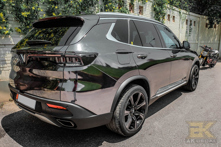 Màu sắc này đã có được nhờ vào lớp decal dán toàn thân, và nó còn được phủ lên cả bộ mâm 7 cây nguyên bản của Lux SA 2.0. Với lớp decal đặc biệt, chiếc Vinfast đã có lớp thân vỏ bóng như gương, và chủ xe cũng có thể dễ dàng "về zin" bằng cách bóc giấy dán khi đã chán.