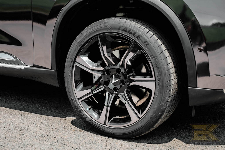 Và cách "độ" này đã được một chủ xe VinFast Lux SA 2.0 tại Hà Nội áp dụng cho chiếc SUV Việt Nam của mình. Thay vì những màu sắc nguyên bản của VinFast, chiếc xe đã được chủ nhân của nó đổi sang màu chrome tối đặc biệt.