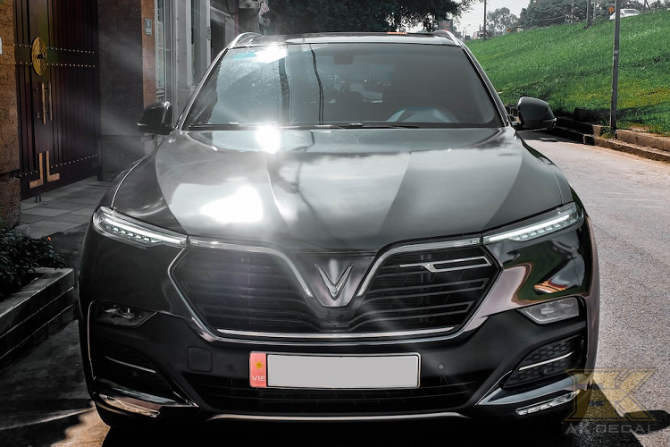 Tuy nhiên, nhược điểm của hiệu ứng chrome đó là có thể gây chói mắt cho những người đi xe khác ở điều kiện ánh sáng mạnh. Mặc dù vậy trên chiếc xe này, nhược điểm đó đã được giảm đi phần nào nhờ vào sắc chrome tối, thay vì chrome bạc như bình thường.