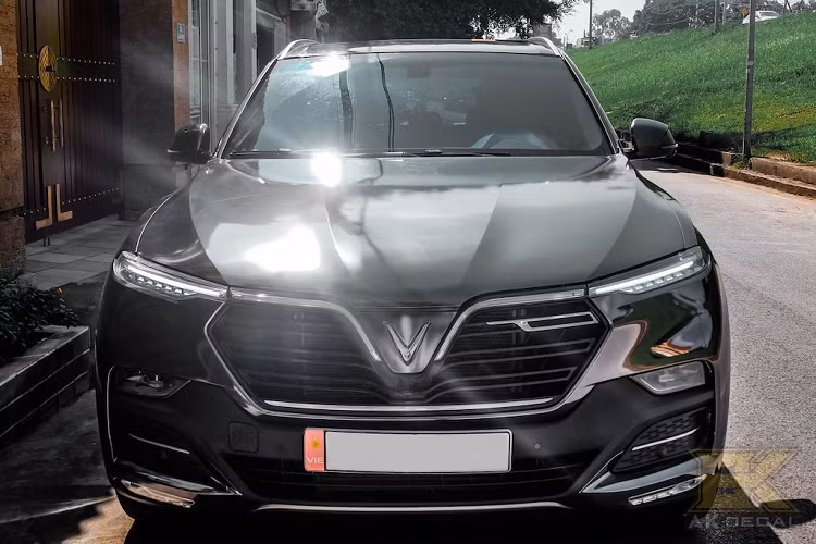 Tuy nhiên, nhược điểm của hiệu ứng chrome đó là có thể gây chói mắt cho những người đi xe khác ở điều kiện ánh sáng mạnh. Mặc dù vậy trên chiếc xe này, nhược điểm đó đã được giảm đi phần nào nhờ vào sắc chrome tối, thay vì chrome bạc như bình thường.