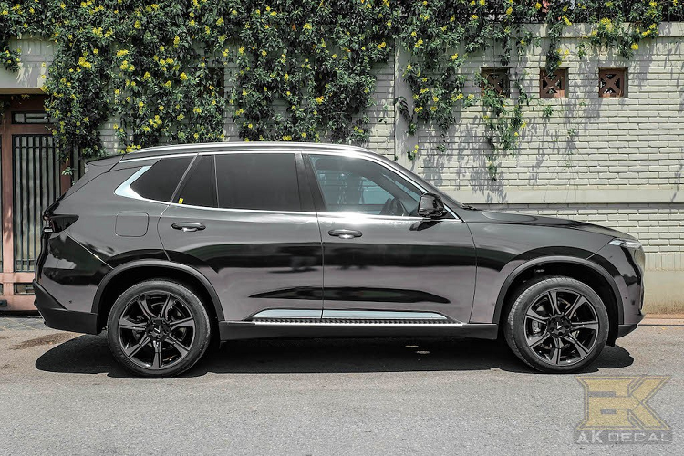 Ngoài thân xe dán phủ decal, chiếc VinFast Lux SA 2.0 độ này còn có một điểm đặc biệt khác đó là những dòng chữ ở phía sau xe đã bị gỡ bỏ. Điều này khiến phần đuôi xe trở nên "sạch" hơn, khắc phục được nhược điểm tem chữ nổi dán quá nhiều và sát nhau của Lux SA 2.0 nguyên bản. Với dàn vỏ bóng như gương, chiếc SUV Việt Nam VinFast Lux SA 2.0 đã trở nên cực kỳ nổi bật trên đường phố.