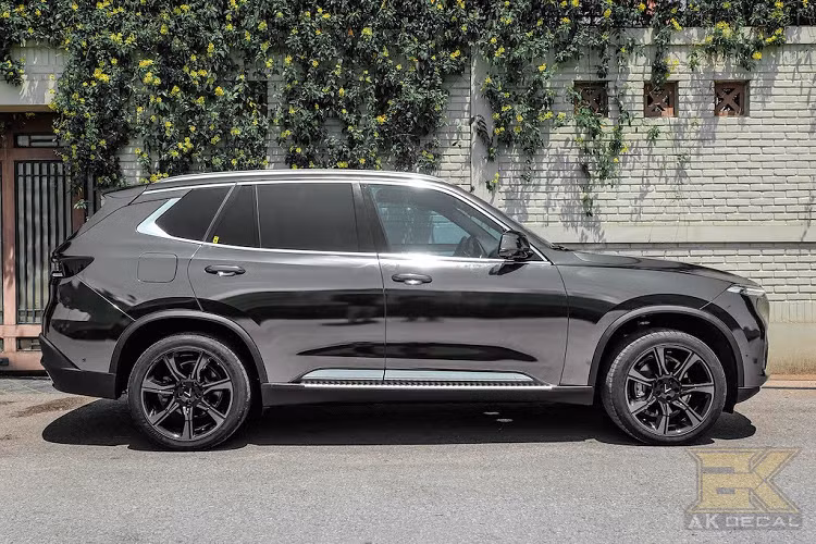 Ngoài thân xe dán phủ decal, chiếc VinFast Lux SA 2.0 độ này còn có một điểm đặc biệt khác đó là những dòng chữ ở phía sau xe đã bị gỡ bỏ. Điều này khiến phần đuôi xe trở nên "sạch" hơn, khắc phục được nhược điểm tem chữ nổi dán quá nhiều và sát nhau của Lux SA 2.0 nguyên bản. Với dàn vỏ bóng như gương, chiếc SUV Việt Nam VinFast Lux SA 2.0 đã trở nên cực kỳ nổi bật trên đường phố.