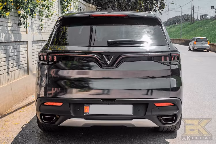 Dựa trên nền tảng của BMW 5 Series và X5, trên lý thuyết cặp đôi VinFast Lux có thể sử dụng được những phụ tùng nâng cấp dành cho các mẫu xe sang Đức vừa nêu. Tuy nhiên khi nói về ngoại hình, khách hàng sẽ không có nhiều lựa chọn phụ tùng độ như bodykit, do chúng có thiết kế hoàn toàn khác biệt với những chiếc BMW cùng cộng đồng người dùng vẫn còn nhỏ và chỉ ở Việt Nam.