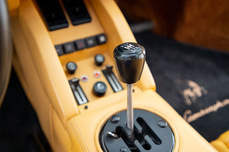 Hộp số sàn 5 tốc độ.