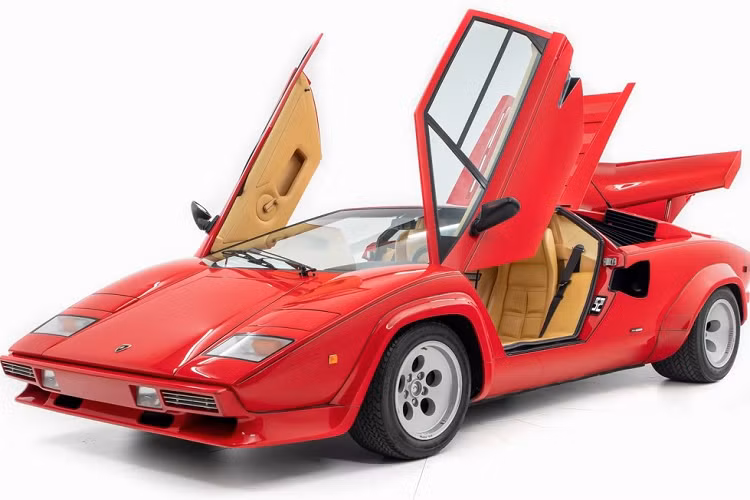 Siêu xe Lamborghini Countach của cựu tay đua F1, Mario Andretti đang rao bán trên mạng Internet với mức giá lên đến 500 nghìn đô la.