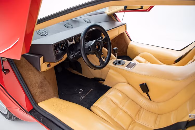 Mức giá "thách cưới" dành cho siêu xe Lamborghini Countach LP 5000 S này được xem là khá cao, tuy nhiên độ hiếm và lịch sử của nó sẽ khiến nhiều nhà sưu tầm phải chú ý và xuống tiền.