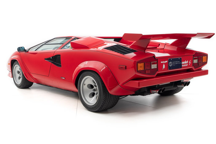 Ngoại thất chiếc Lamborghini Countach LP 5000 S này sơn màu đỏ.