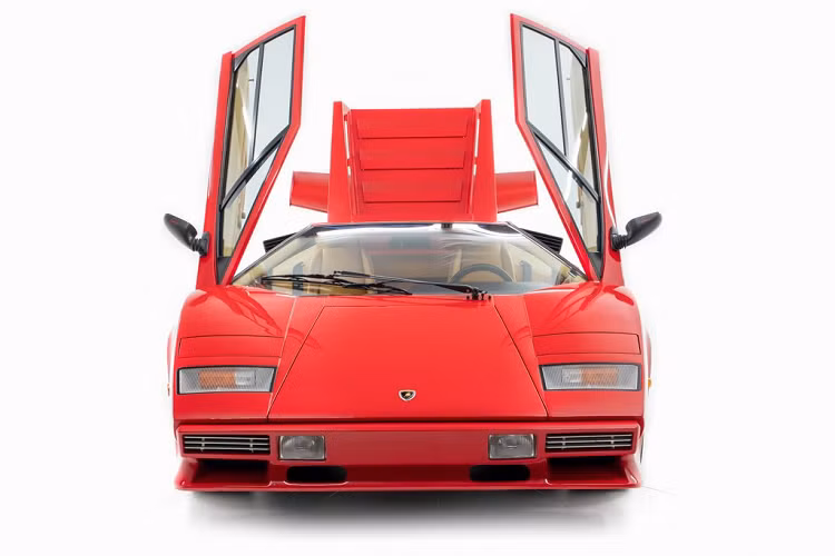 Trước khi Diablo xuất hiện, Countach đã bước vào thế giới của hãng siêu xe Lamborghini với thiết kế ấn tượng và sức mạnh khiến không ít các tay mê tốc độ "thèm khát". Lamborghini giữ cho Countach được sản xuất trong 16 năm và có 1.983 chiếc từng được sản xuất.