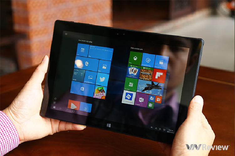 Vỏ bảo vệ kiêm bàn phím của máy được phủ một lớp nhựa cao su sần Phần vỏ này có thể gấp được để tạo thành chân để đỡ máy khi đặt trên bàn dùng như laptop.