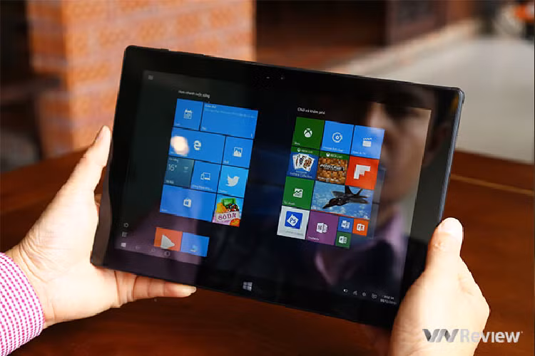 Vỏ bảo vệ kiêm bàn phím của máy được phủ một lớp nhựa cao su sần Phần vỏ này có thể gấp được để tạo thành chân để đỡ máy khi đặt trên bàn dùng như laptop.