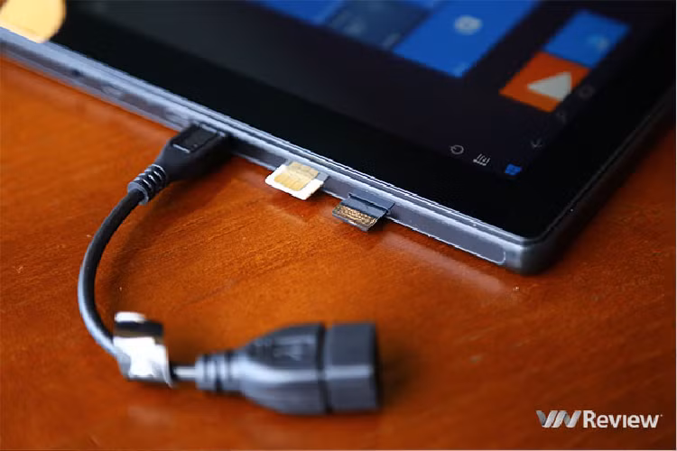 Máy hỗ trợ khe cắm thẻ micro-SD và thẻ micro-SIM 