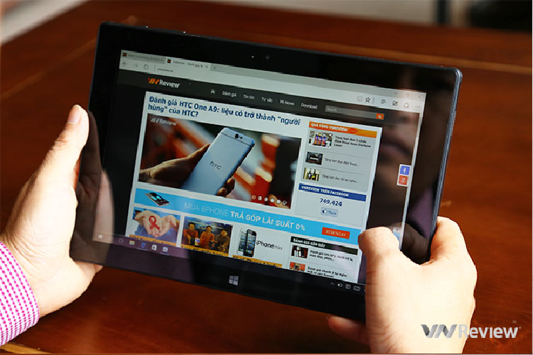 Masstel Tab W101 được trang bị màn hình 10.1 inch độ phân giải Full HD, tỷ lệ 16:10 với mật độ điểm ảnh 226 PPI. Máy tính bảng này có hai loa ngoài nằm trên cạnh phải (khi đặt máy ngang ở chế độ laptop) với âm lượng khá lớn, đủ phủ khắp căn phòng khoảng 20 mét vuông.