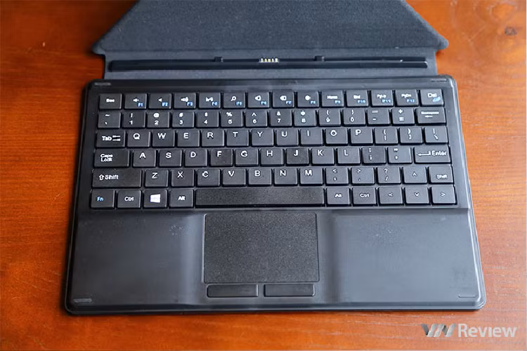 Bàn phím của Masstel Tab W101 có thiết kế với các phím chữ cái và số đều có kích thước tiêu chuẩn nên khá dễ gõ.