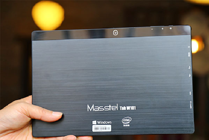 Máy tính bảng này hỗ trợ tới 2 cổng MicroUSB (một cổng sạc và một cổng hỗ trợ OTG để kết nối với các thiết bị ngoại vi như chuột, ổ cứng gắn ngoài, USB), một cổng micro HDMI để xuất hình ảnh ra màn hình lớn hay máy chiếu, khe cắm thẻ MicroSD hỗ trợ dung lượng tối đa 64GB và khe cắm thẻ micro-SIM để sử dụng mạng 3G. 