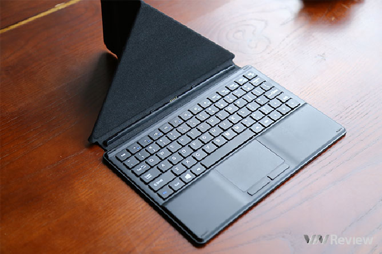 Vỏ này gắn kết với thân máy qua hai ngàm và chấu nam châm 5 chân. 