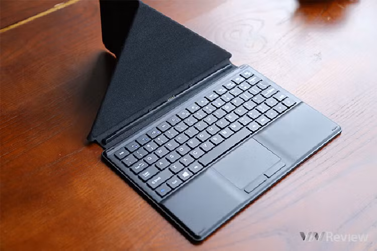 Vỏ này gắn kết với thân máy qua hai ngàm và chấu nam châm 5 chân. 