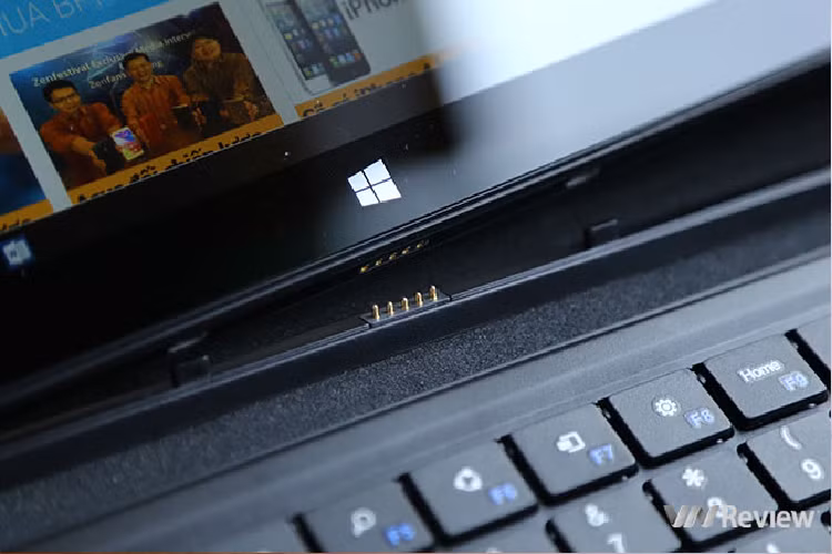 Tấm vỏ bảo vệ này không bổ sung thêm pin và cổng kết nối. Masstel Tab W101 có dung lượng pin khá lớn (7000 mAh) và nhiều cổng kết nối trên viền máy. 