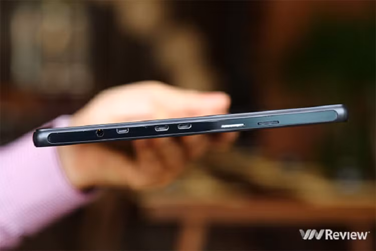 Masstel Tab W101 có trọng lượng tương đương chiếc máy tính báng Lenovo Miix 3, riêng phần thân máy tính bảng là 550g. Khi gắn thêm vỏ kiêm bàn phím đi kèm thì tổng trọng lượng là 950g, vẫn đủ nhỏ gọn và nhẹ để mang theo bên mình.