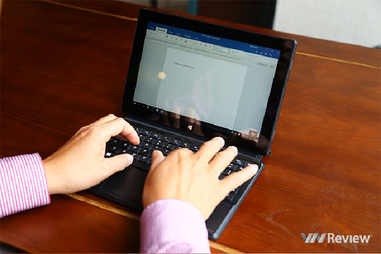 Masstel Tab W101 được trang bị vi xử lý Intel Bay-Trail CR Z3735F lõi tứ 1.3GHz, RAM 2GB và bộ nhớ 16GB hỗ trợ khe cắm thẻ nhớ. Tuy nhiên, Masstel Tab W101 bắt đầu chạy chậm hẳn khi trình duyệt mở khoảng 4-5 tab.