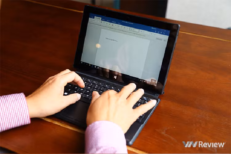 Masstel Tab W101 được trang bị vi xử lý Intel Bay-Trail CR Z3735F lõi tứ 1.3GHz, RAM 2GB và bộ nhớ 16GB hỗ trợ khe cắm thẻ nhớ. Tuy nhiên, Masstel Tab W101 bắt đầu chạy chậm hẳn khi trình duyệt mở khoảng 4-5 tab.