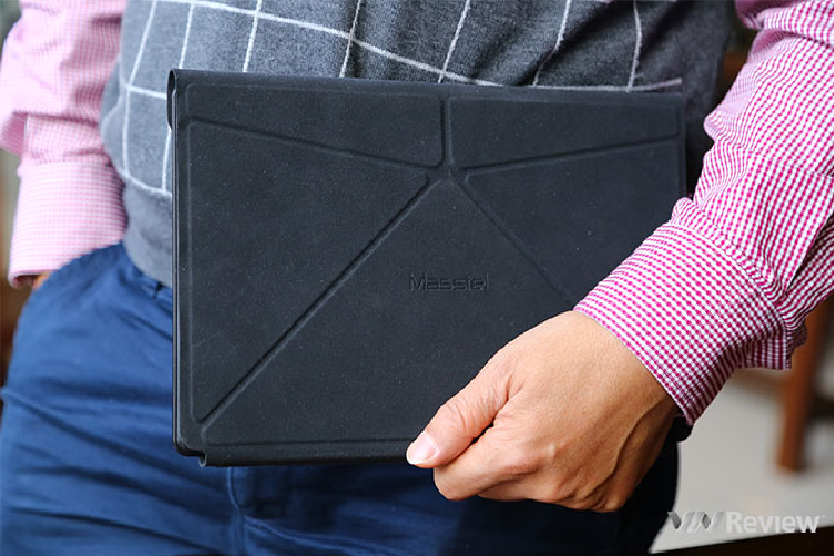 Với bộ vỏ bảo vệ kiêm bàn phím cùng với hệ điều hành Windows 10 và các ứng dụng Office cơ bản tích hợp sẵn, Masstel Tab W101 là thiết bị hai trong một tương đối tiện lợi. Nó có thể dùng như máy tính bảng và có thể chuyển sang sử dụng làm laptop khi cần.