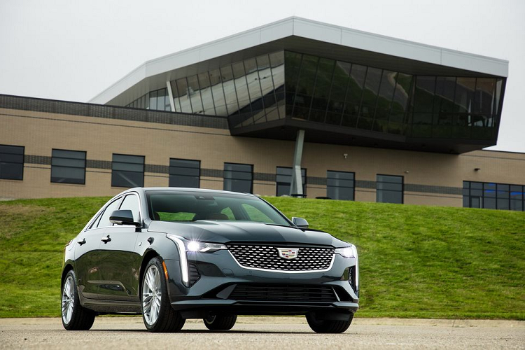 Đầu tiên, phiên bản Cadillac CT4 Luxury tiêu chuẩn sẽ sử dụng khối động cơ 2.0 lít 4 xy lanh Turbo, sản sinh công suất 237 mã lực và 350 Nm mô-men xoắn kết hợp cùng hộp số tự động 8 cấp. Phiên bản “nhẹ tiền” nhất của CT4 được trang bị hệ dẫn động RWD tiêu chuẩn với tùy chọn AWD bổ sung.