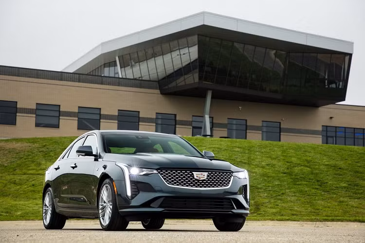 Đầu tiên, phiên bản Cadillac CT4 Luxury tiêu chuẩn sẽ sử dụng khối động cơ 2.0 lít 4 xy lanh Turbo, sản sinh công suất 237 mã lực và 350 Nm mô-men xoắn kết hợp cùng hộp số tự động 8 cấp. Phiên bản “nhẹ tiền” nhất của CT4 được trang bị hệ dẫn động RWD tiêu chuẩn với tùy chọn AWD bổ sung.