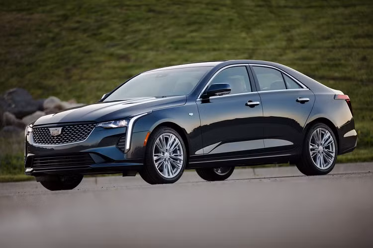 Bộ mâm được sử dụng trên phiên bản Luxury là loại hợp kim kích cỡ 17-inch. Khoang cabin được trang bị chìa khóa từ và nút bấm khởi động, màn hình hiển thị hệ thống thông tin giải trí 8-inch tích hợp HD Radio, SiriusXM, Apple CarPlay và Android Auto, hệ thống điều hòa tự động 2 vùng độc lập, ghế bọc da và một hệ thống âm thanh cao cấp với khả năng chống ồn chủ động.