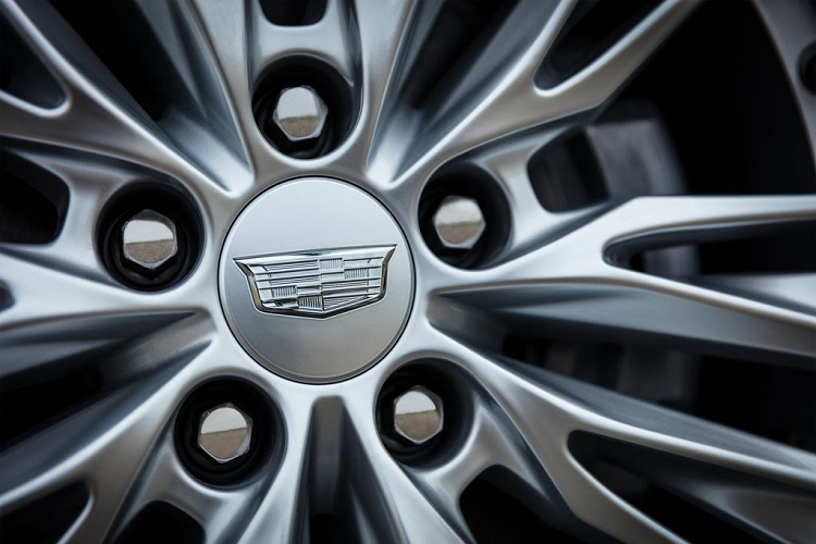 Khoang nội thất của Premium Luxury được bọc da cao cấp, phối hợp cùng các lát cắt nhôm trên khu vực điều khiển trung tâm, hệ thống đèn viền nội thất và cuối cùng là một loạt các trang bị an toàn chủ động như Cảnh báo Va chạm Trước, Phanh khẩn cấp tự động trước chướng ngại vật, Cảnh báo An toàn ghế, Hỗ trợ lùi đỗ...