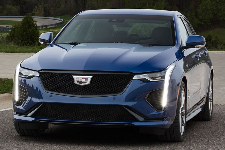 Bước vào bên trong Cadillac CT4 Sport, bạn dễ dàng nhận ra một thiết kế mạnh mẽ hơn được áp dụng với bộ ghế ngồi, các lớp bọc giả da, một cụm vô lăng dày dặn hơn, cần số làm từ ma-giê và các bàn đạp phanh/ga hợp kim cao cấp.