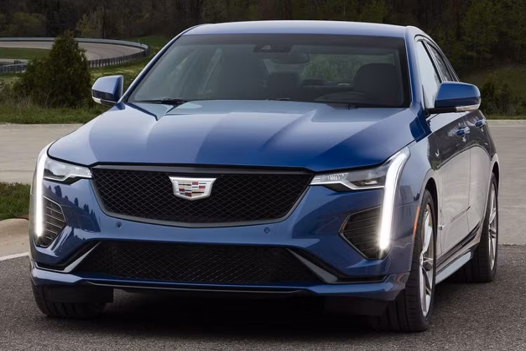 Bước vào bên trong Cadillac CT4 Sport, bạn dễ dàng nhận ra một thiết kế mạnh mẽ hơn được áp dụng với bộ ghế ngồi, các lớp bọc giả da, một cụm vô lăng dày dặn hơn, cần số làm từ ma-giê và các bàn đạp phanh/ga hợp kim cao cấp.