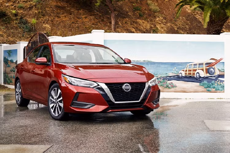 Nissan cho biết họ đã tập trung nhiều hơn đến chất lượng của Sentra, tất cả phiên bản đều trang bị công nghệ Nissan Safety Shield 360 bao gồm hệ thống hỗ trợ phanh tự động AEB với tính năng phát hiện chướng ngại vật, cảnh báo điểm mù, cảnh báo phương tiện cắt ngang, cảnh báo chệch làn đường, đèn pha chủ động và phanh lùi tự động.