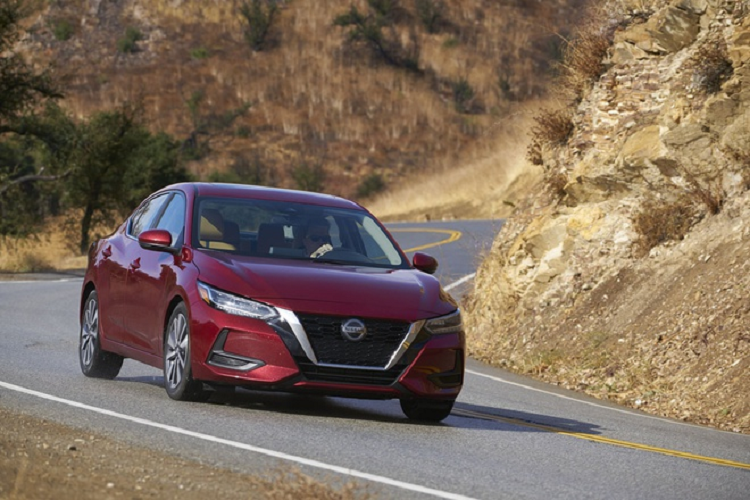 Nissan Sentra 2020 mới mang một kiểu dáng thể thao hơn với thân xe rộng và gầm được hạ thấp. Ở phần đầu xe là lưới tản nhiệt V-Motions đặc trưng của hãng, lưới tản nhiệt bệ vệ liền khối với đèn pha LED mang đến cảm giác sắc sảo hơn.