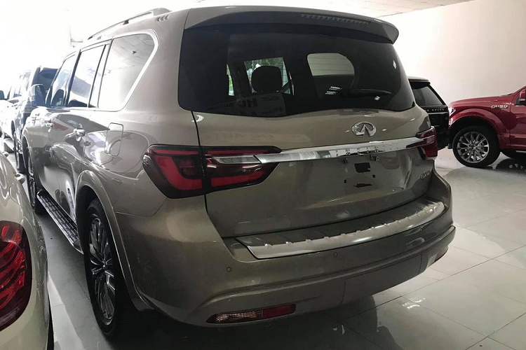 Giống như QX80 Monograph, QX80 cũng có các khung cửa kính màu đen để tạo cảm giác như mui xe đang "nổi" trên kính, cùng với phần đầu ấn tượng sở hữu lưới tản nhiệt "Double Arch" đặc trưng và các góc cạnh tương tự. Trong khi đó, phần đuôi xe đã trở nên năng động hơn so với thế hệ trước nhờ vào những đèn hậu mỏng, sắc sảo và cản sau đặt thấp.