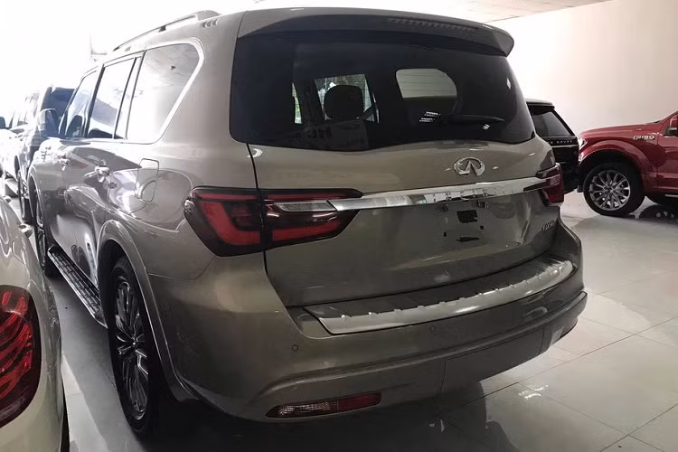 Giống như QX80 Monograph, QX80 cũng có các khung cửa kính màu đen để tạo cảm giác như mui xe đang "nổi" trên kính, cùng với phần đầu ấn tượng sở hữu lưới tản nhiệt "Double Arch" đặc trưng và các góc cạnh tương tự. Trong khi đó, phần đuôi xe đã trở nên năng động hơn so với thế hệ trước nhờ vào những đèn hậu mỏng, sắc sảo và cản sau đặt thấp.