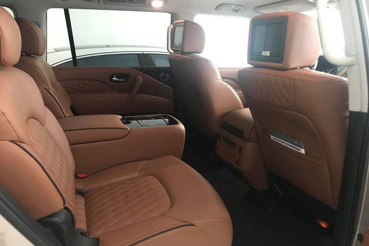 Với phiên bản QX80 mới nhất, Infiniti vẫn "trung thành" với động cơ V8 5.6l nạp khí tự nhiên DOHC của phiên bản cũ, giữ nguyên công suất 400 mã lực. Trái với xu thế chung sử dụng nhiều lựa chọn động cơ và nạp khí cưỡng bức, cỗ máy V8 này sẽ được trang bị cho mọi phiên bản của QX80 2019. Khách hàng sẽ chỉ có thể lựa chọn giữa hệ dẫn động cầu sau hoặc 4 bánh; trong đó tùy chọn dẫn động 4 bánh sẽ có 3 chế độ gài cầu điện tử khác nhau là Auto, 4H và 4L.