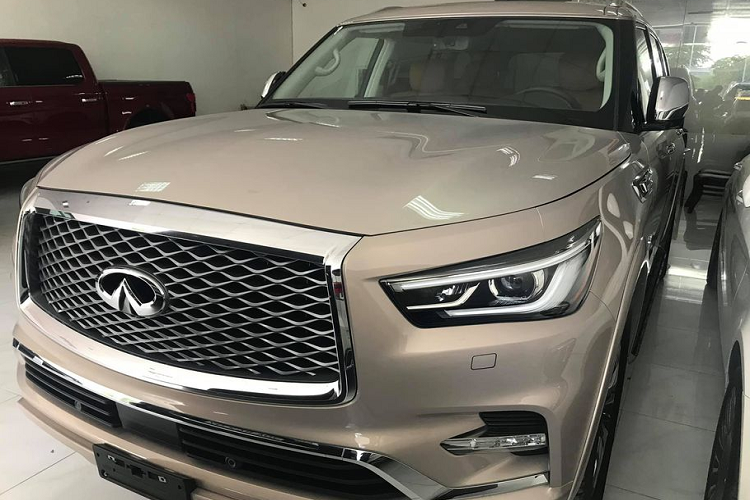 So với QX80 Monograph, QX80 facelift lần 2 sở hữu thiết kế khá tương đồng, chỉ được cắt giảm bớt một số chi tiết để phù hợp hơn với việc sản xuất thương mại. Trong đó, khác biệt lớn nhất là đèn pha full LED đã được thay thế bằng hộp đèn truyền thống với bóng pha dạng projector và các dải LED ban ngày. Một đường dập nổi nằm trên đèn pha được kéo dài tới hết đuôi xe, ngăn cách giữa phần thân và cửa kính của QX80.