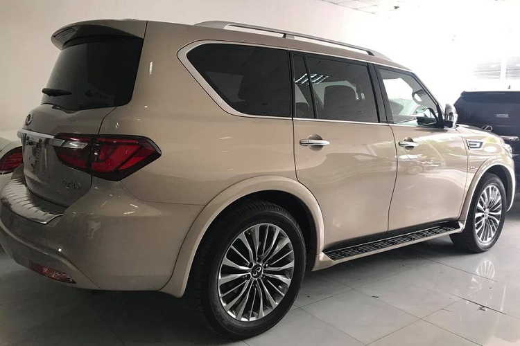 So với các Lexus LX 570 cùng các đối thủ đồng hạng tới từ châu Âu như Range Rover, Infiniti QX80 ít phổ biến hơn nhiều tại Việt Nam. Có lẽ vì vậy nên dù đã ra mắt từ lâu, nhưng tới nay chi có 2 chiếc QX80 "phom mới" được nhập về nước ta - chiếc đầu tiên có màu trắng và mới chỉ có mặt hồi đầu năm nay. Được nhà phân phối chính thức của Infiniti tại Việt Nam đưa về, chiếc xe này có giá niêm yết chính hãng 6,999 tỷ đồng.