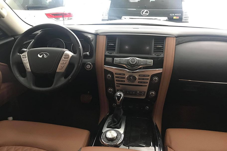 Infiniti QX80 sở hữu nội thất bằng vật liệu da và gỗ cao cấp. Cùng với các chi tiết mạ chrome sáng bóng làm tăng thêm sự tinh tế và sang trọng. Trên một số diễn đàn quốc tế, nhiều quan điểm còn cho rằng QX80 giống như một “phi cơ” hạng sang chứ không phải một mẫu xe hơi 4 bánh.