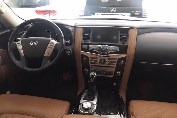 Infiniti QX80 sở hữu nội thất bằng vật liệu da và gỗ cao cấp. Cùng với các chi tiết mạ chrome sáng bóng làm tăng thêm sự tinh tế và sang trọng. Trên một số diễn đàn quốc tế, nhiều quan điểm còn cho rằng QX80 giống như một “phi cơ” hạng sang chứ không phải một mẫu xe hơi 4 bánh.