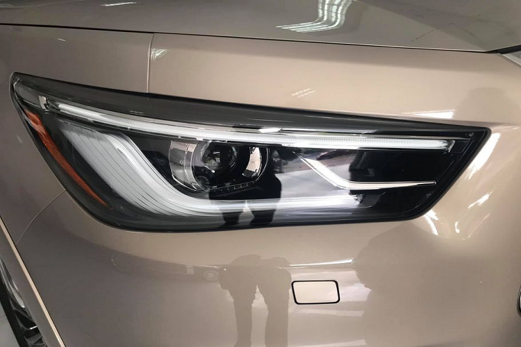 So với QX80 Monograph, QX80 facelift lần 2 sở hữu thiết kế khá tương đồng, chỉ được cắt giảm bớt một số chi tiết để phù hợp hơn với việc sản xuất thương mại. Trong đó, khác biệt lớn nhất là đèn pha full LED đã được thay thế bằng hộp đèn truyền thống với bóng pha dạng projector và các dải LED ban ngày. Một đường dập nổi nằm trên đèn pha được kéo dài tới hết đuôi xe, ngăn cách giữa phần thân và cửa kính của QX80. 